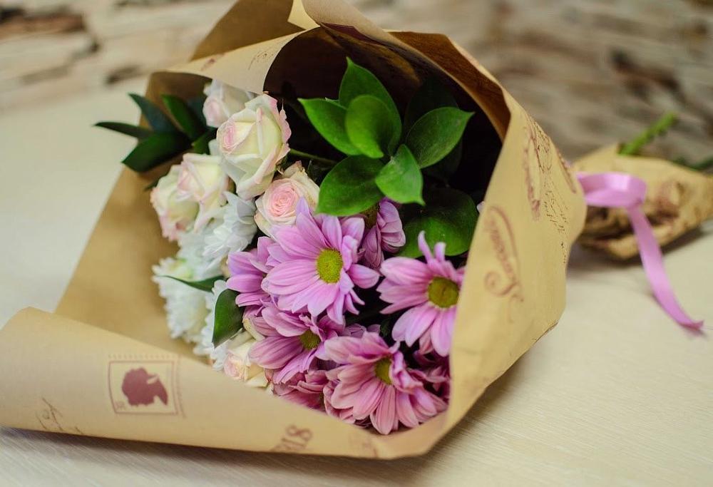 Букет улыбка в Новом-Уренгое Букет цветов из: Розы и Хризантемы в Новом-Уренгое