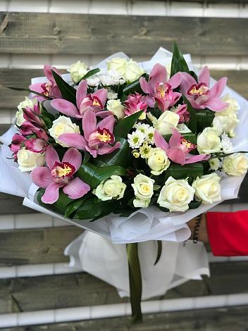 Букет цветов из: Розы и Хризантемы в Новом-Уренгое