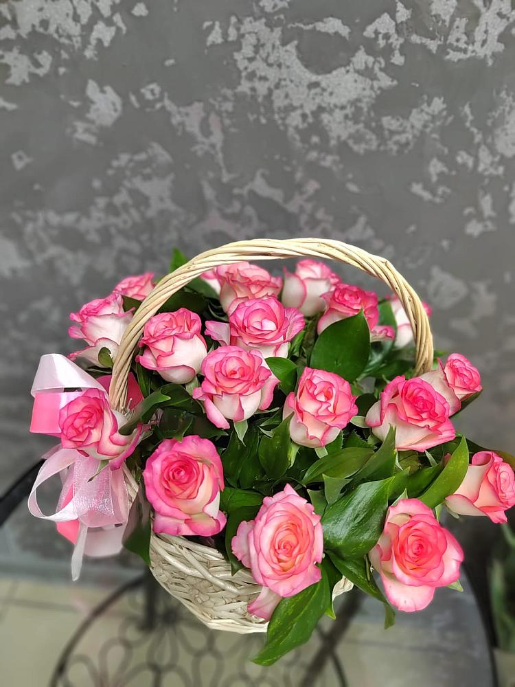Цветочная композиция из Розы в корзине в Новом-Уренгое