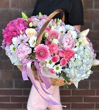 Композиция солнечный день в Новом-Уренгое Цветочная композиция из Розы, Хризантемы, Пионы и Лизиантусы в корзине в Новом-Уренгое