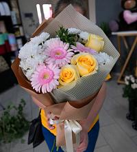 Букет цветов из:  Герберы, Розы и Хризантемы в Новом-Уренгое