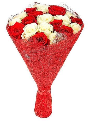 Букет Микс из красных и белых роз в Новом-Уренгое