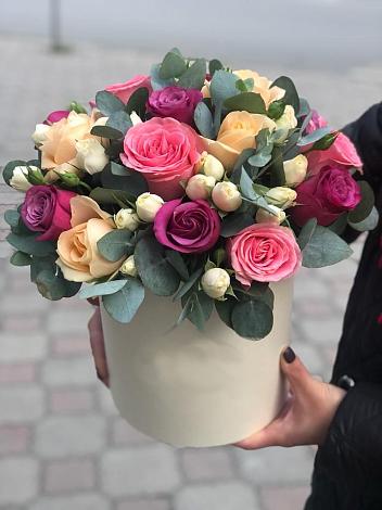 Цветочная композиция из Розы в шляпной коробке в Новом-Уренгое