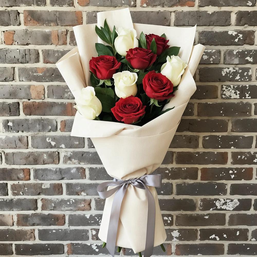 Букет красно-белые розы в Новом-Уренгое Букет цветов из: Розы в Новом-Уренгое