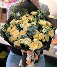 Букет цветов из:  Розы и Лизиантусы в Новом-Уренгое