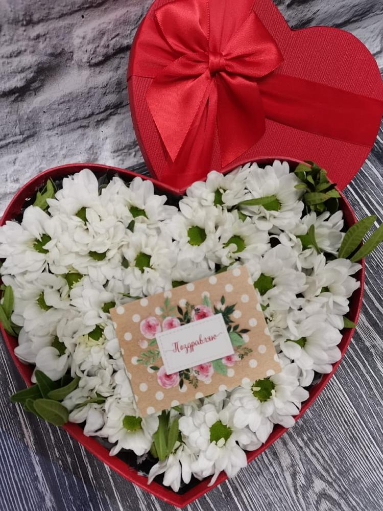 Композиция сплетение судьбы в Новом-Уренгое Цветочная композиция из Хризантемы в виде сердца в Новом-Уренгое