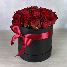 Цветочная композиция из Розы в шляпной коробке в Новом-Уренгое