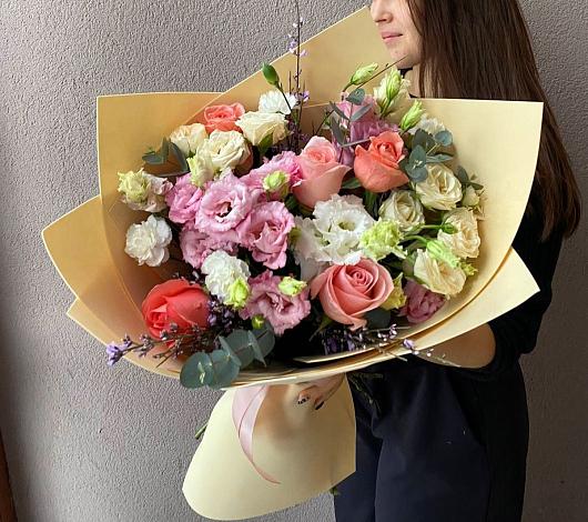 Букет цветов из: Розы, Лизиантусы и Гвоздики в Новом-Уренгое