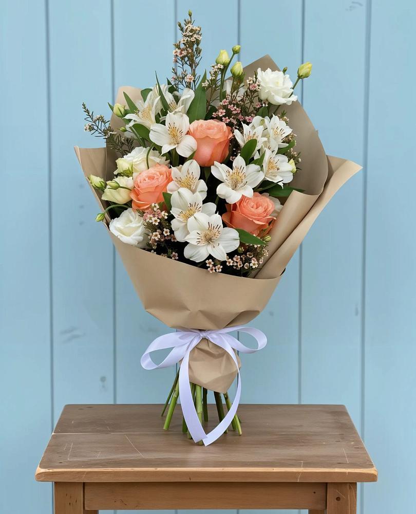 Букет яркий комплимент в Новом-Уренгое Букет цветов из: Альстромерии, Лизиантусы, Розы и Хризантемы в Новом-Уренгое